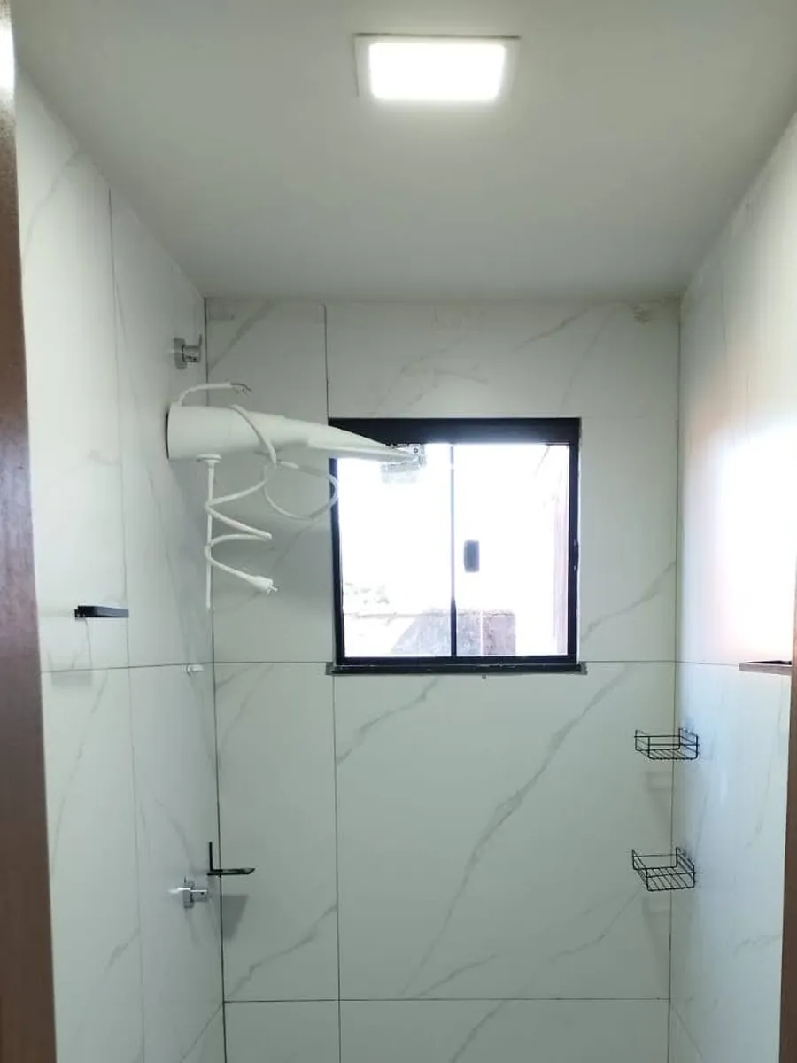 Banheiro entregue, com box de vidro, janela e porcelanato