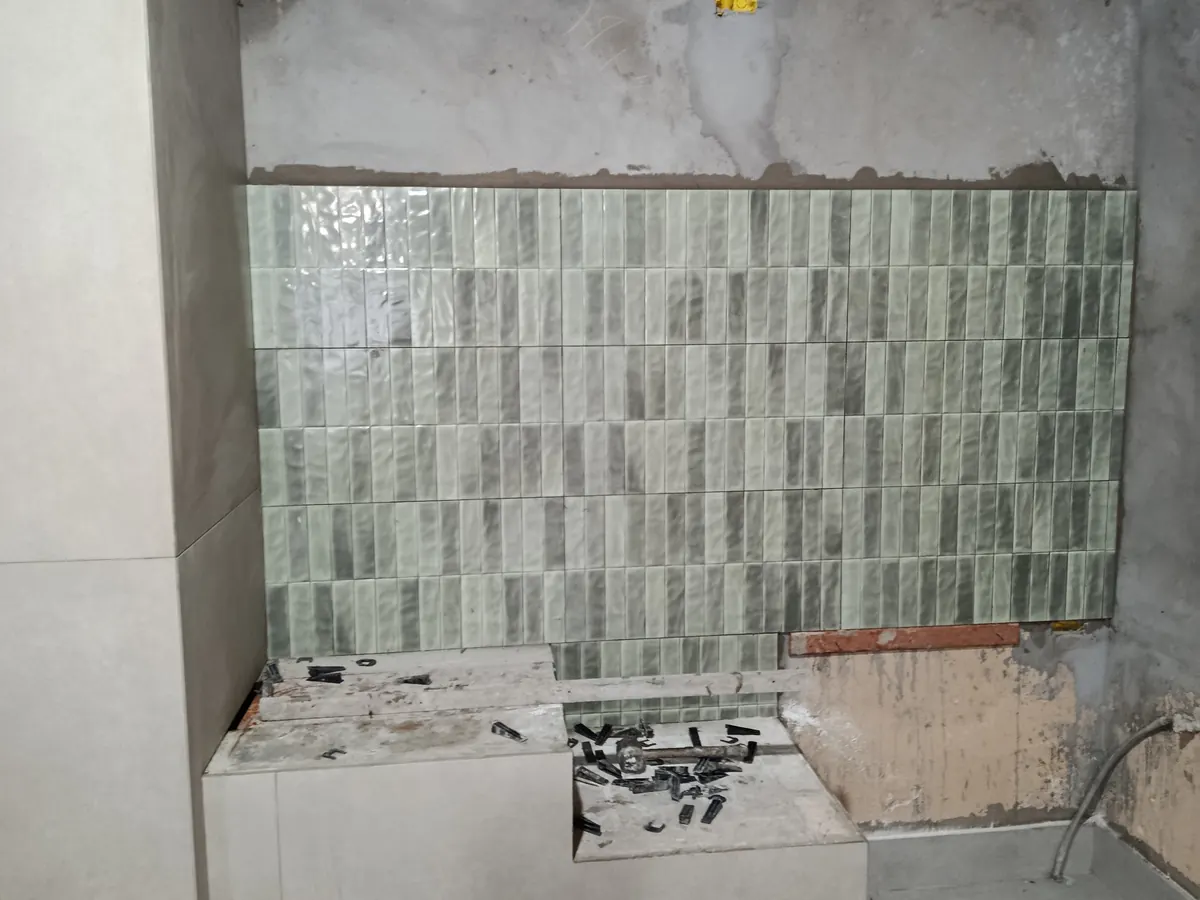 Revestimento de pastilhas verdes aplicado em churrasqueira